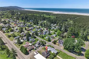 1209 36th St, Seaview, WA 98644 - Photo 2