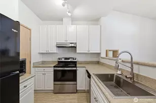 10825 SE 200th St, Kent, WA 98031 - Photo 4