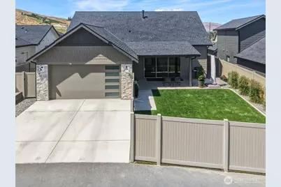 913 Racine Springs Drive, Wenatchee, WA 98801 - Photo 2