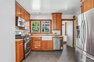 3920 Ashworth Ave N, Seattle, WA 98103 - Photo 12