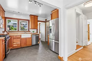 3920 Ashworth Ave N, Seattle, WA 98103 - Photo 14