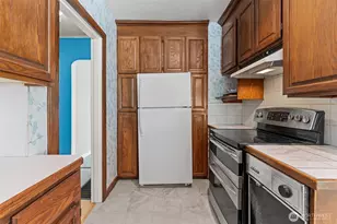 9059 Carkeek Dr S, Seattle, WA 98118 - Photo 6