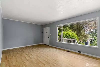9059 Carkeek Drive S, Seattle, WA 98118 - Photo 10