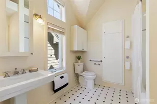 6318 5th Ave NE, Seattle, WA 98115 - Photo 12
