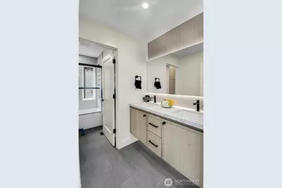 2622 Mayfair Avenue N, Seattle, WA 98109 - Photo 28