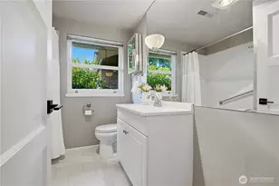 9837 Belfair Rd, Bellevue, WA 98004 - Photo 24