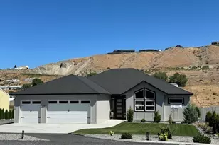 949 N Newport Loop, East Wenatchee, WA 98802 - Photo 1