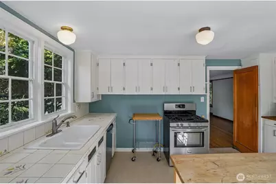 739 N 165th Street, Shoreline, WA 98133 - Photo 10