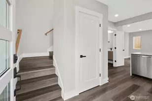 503 NE 42nd St, Seattle, WA 98105 - Photo 2