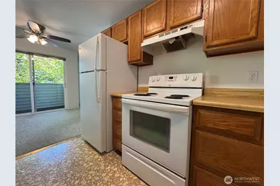 555 N 105th Street, Seattle, WA 98133 - Photo 8