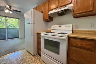 555 N 105th St, Seattle, WA 98133 - Photo 8