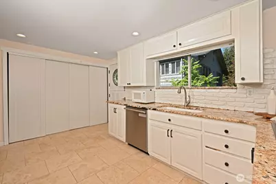 9515 Linden Avenue N, Seattle, WA 98103 - Photo 4