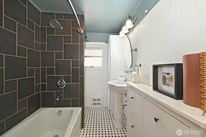 9515 Linden Avenue N, Seattle, WA 98103 - Photo 24