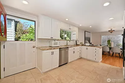 9515 Linden Avenue N, Seattle, WA 98103 - Photo 6
