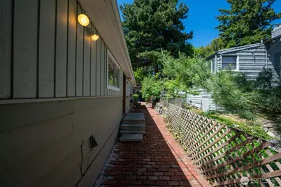 9515 Linden Avenue N, Seattle, WA 98103 - Photo 2
