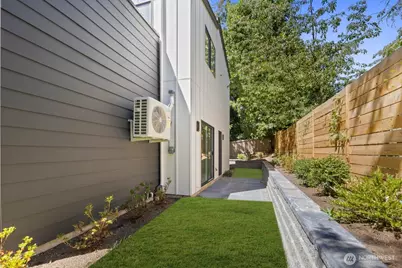 11744 Dayton Avenue N, Seattle, WA 98133 - Photo 20