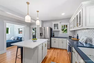300 NW 47th St, Seattle, WA 98107 - Photo 8