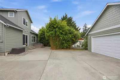 2484 Soundview Drive NE, Bainbridge Island, WA 98110 - Photo 2