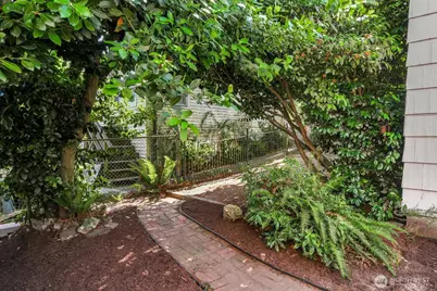 9118 Linden Avenue N, Seattle, WA 98103 - Photo 18