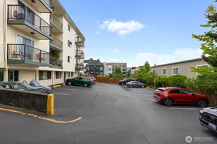 8747 Phinney Ave N, Seattle, WA 98103 - Photo 14