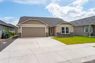 1013 W Maple Dr, Moses Lake, WA 98837 - Photo 2