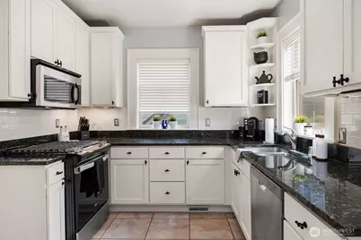43 W Etruria, Seattle, WA 98119 - Photo 6