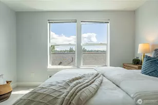 209 N 39th St, Seattle, WA 98103 - Photo 12