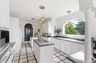 511 W Highland Dr, Seattle, WA 98119 - Photo 16