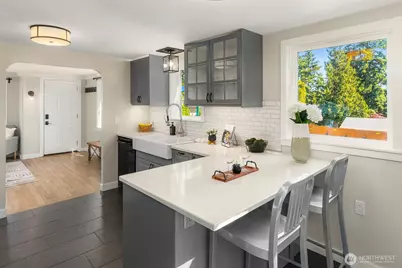 10025 Ashworth Avenue N, Seattle, WA 98133 - Photo 10