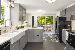 10025 Ashworth Ave N, Seattle, WA 98133 - Photo 8