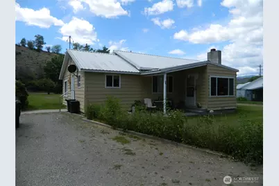 34 Bonaparte Avenue, Tonasket, WA 98855 - Photo 1
