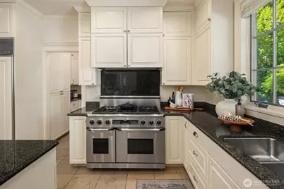 5506 NE Penrith Road, Seattle, WA 98105 - Photo 12