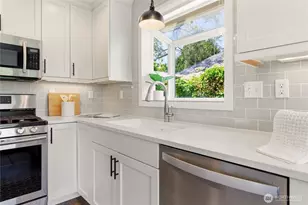 6825 Linden Ave N, Seattle, WA 98103 - Photo 12