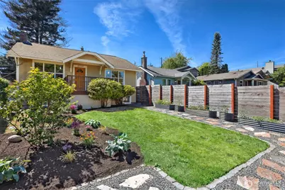 10327 Stone Avenue N, Seattle, WA 98133 - Photo 2