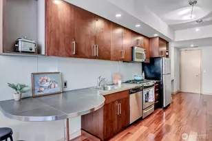 910 Lenora St, Seattle, WA 98121 - Photo 10