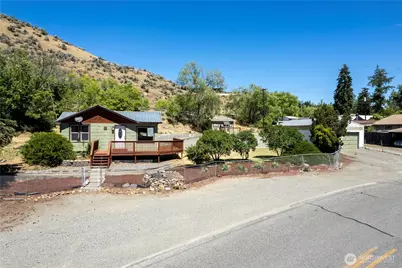 410 W Bartlett Street, Omak, WA 98841 - Photo 2