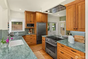 6575 NE Honeysuckle Ln, Bainbridge Island, WA 98110 - Photo 14