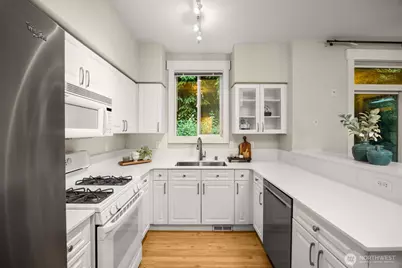 23300 SE Black Nugget Road #E6, Issaquah, WA 98029 - Photo 6