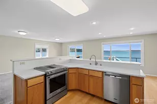 639 E Beacon View Dr, Oak Harbor, WA 98277 - Photo 14
