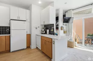 2414 1st Ave, Seattle, WA 98121 - Photo 10