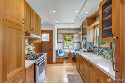 2501 Nob Hill Place N, Seattle, WA 98109 - Photo 16