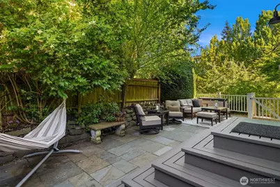 2002 1st Avenue N, Seattle, WA 98109 - Photo 32