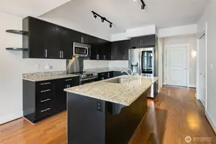699 John St, Seattle, WA 98109 - Photo 14