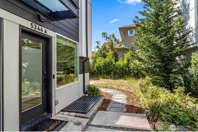 5244 Brooklyn Avenue NE #A, Seattle, WA 98105 - Photo 2
