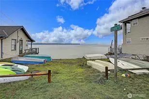 1095 Essex St, Camano Island, WA 98282 - Photo 32