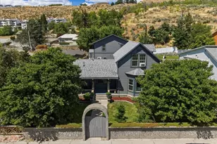 330 W Highland Ave, Chelan, WA 98816 - Photo 2