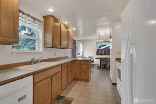 420 S 128th St, Seattle, WA 98168 - Photo 12
