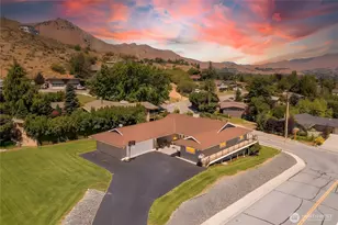 1202 S Hills Dr, Wenatchee, WA 98801 - Photo 2