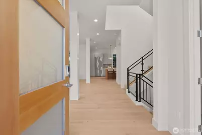 5739 25th Avenue NE, Seattle, WA 98105 - Photo 2
