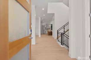 5739 25th Ave NE, Seattle, WA 98105 - Photo 2